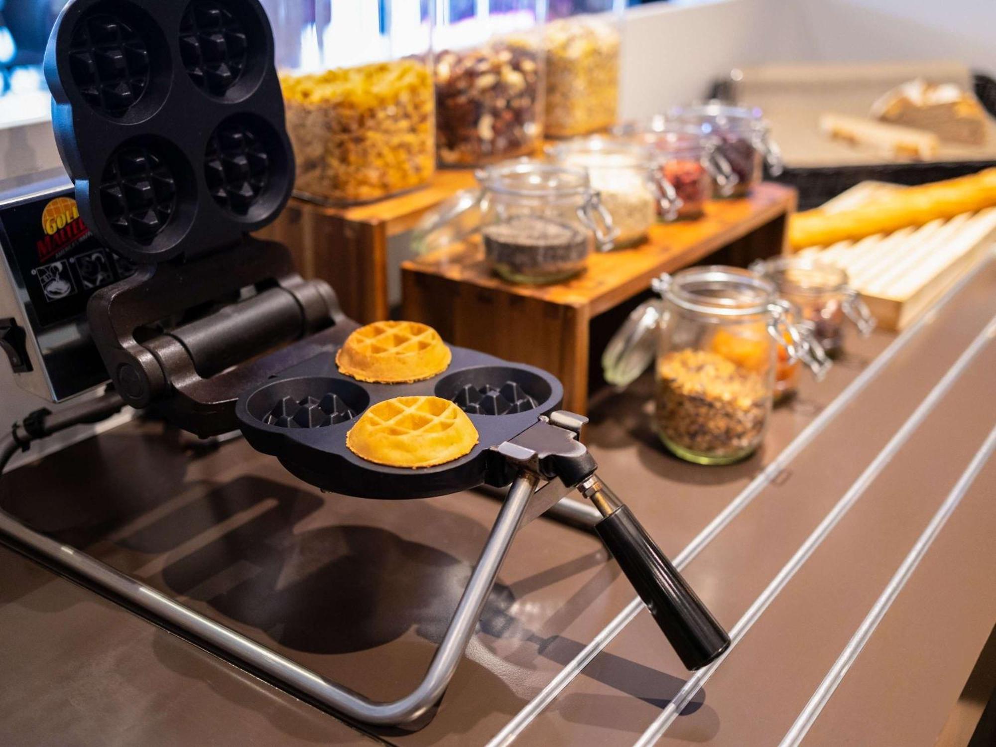 Ibis Styles Hotel Brussels Centre Stephanie Saint-Gilles Bagian luar foto